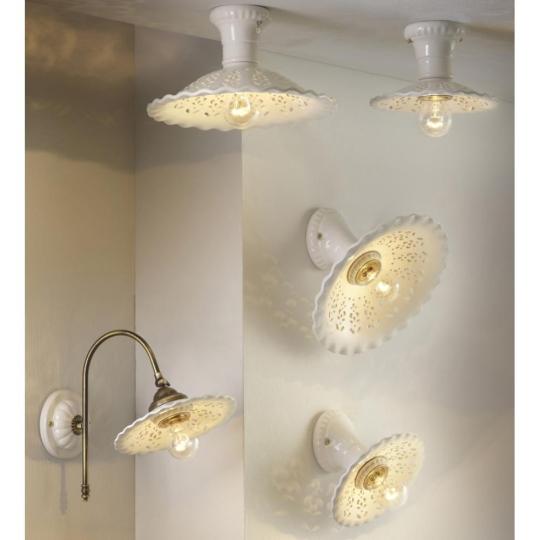 klasicka elegantna obcianska stenova lampa svetlo biela keramika provence mediteranska romanticka mosadz obyvacia izba spalna 2.jpg
